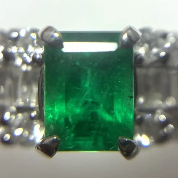 エメラルド　0.67ct