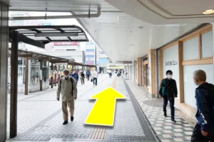 まっすぐ進むと静岡銀行の隣に黄色い看板が見えてきます。
