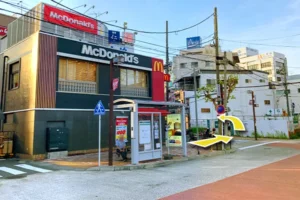 マクドナルドの前の横断歩道を渡り左に曲がります。