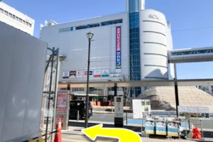 駅前ロータリーがみえたら左手に曲がります。